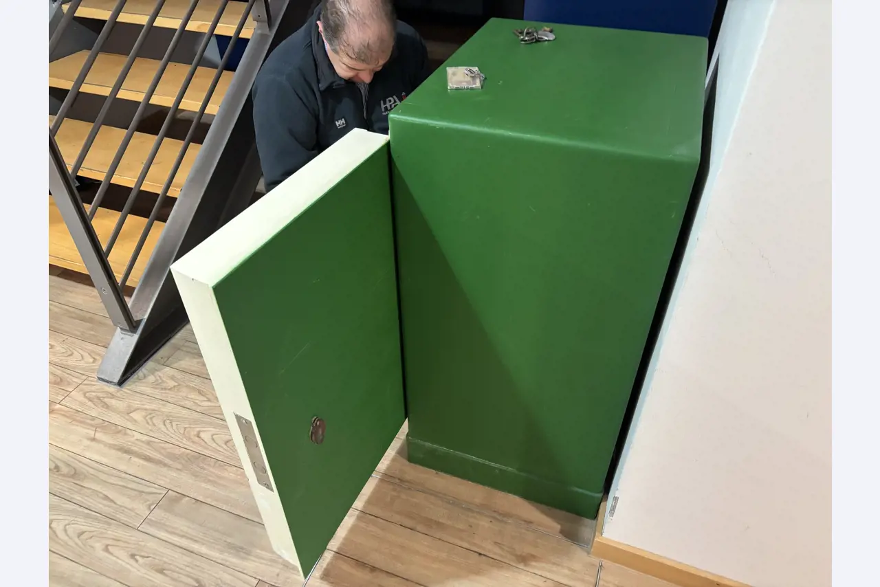 Máquinas para trabajar la madera, sistemas de extracción y herramientas manuales en buen estado en un taller/puerto de madera-1