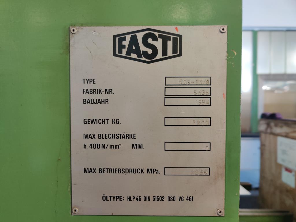 Diversos equipamentos de cantina e acessórios de oficina da zona portuária-20