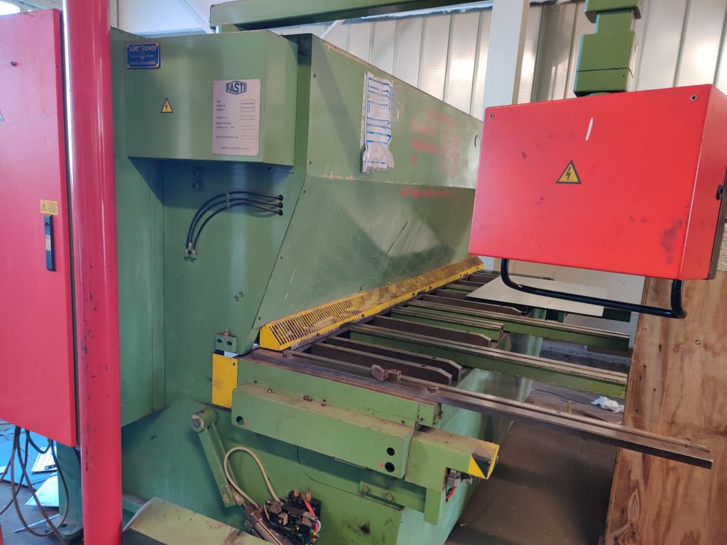 Diversos equipamentos de cantina e acessórios de oficina da zona portuária-21