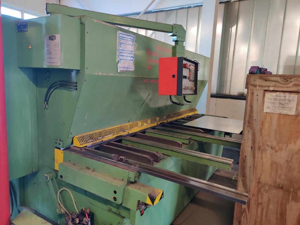 Diversos equipamentos de cantina e acessórios de oficina da zona portuária-22