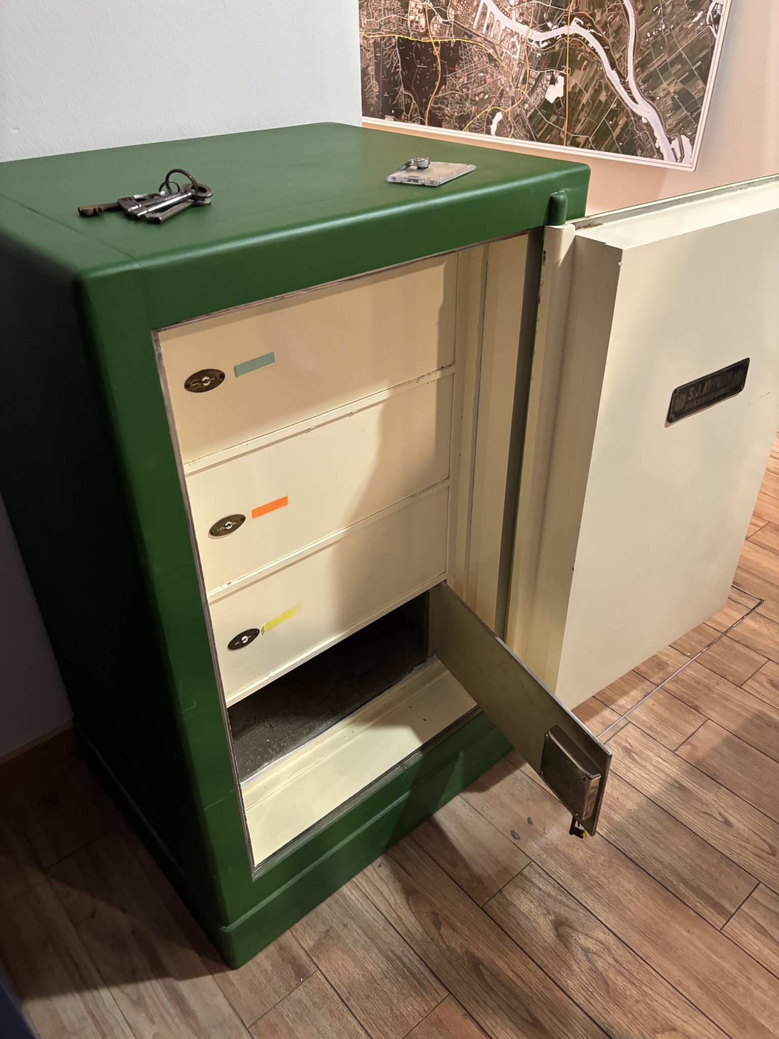 Diversos equipamentos de cantina e acessórios de oficina da zona portuária-2