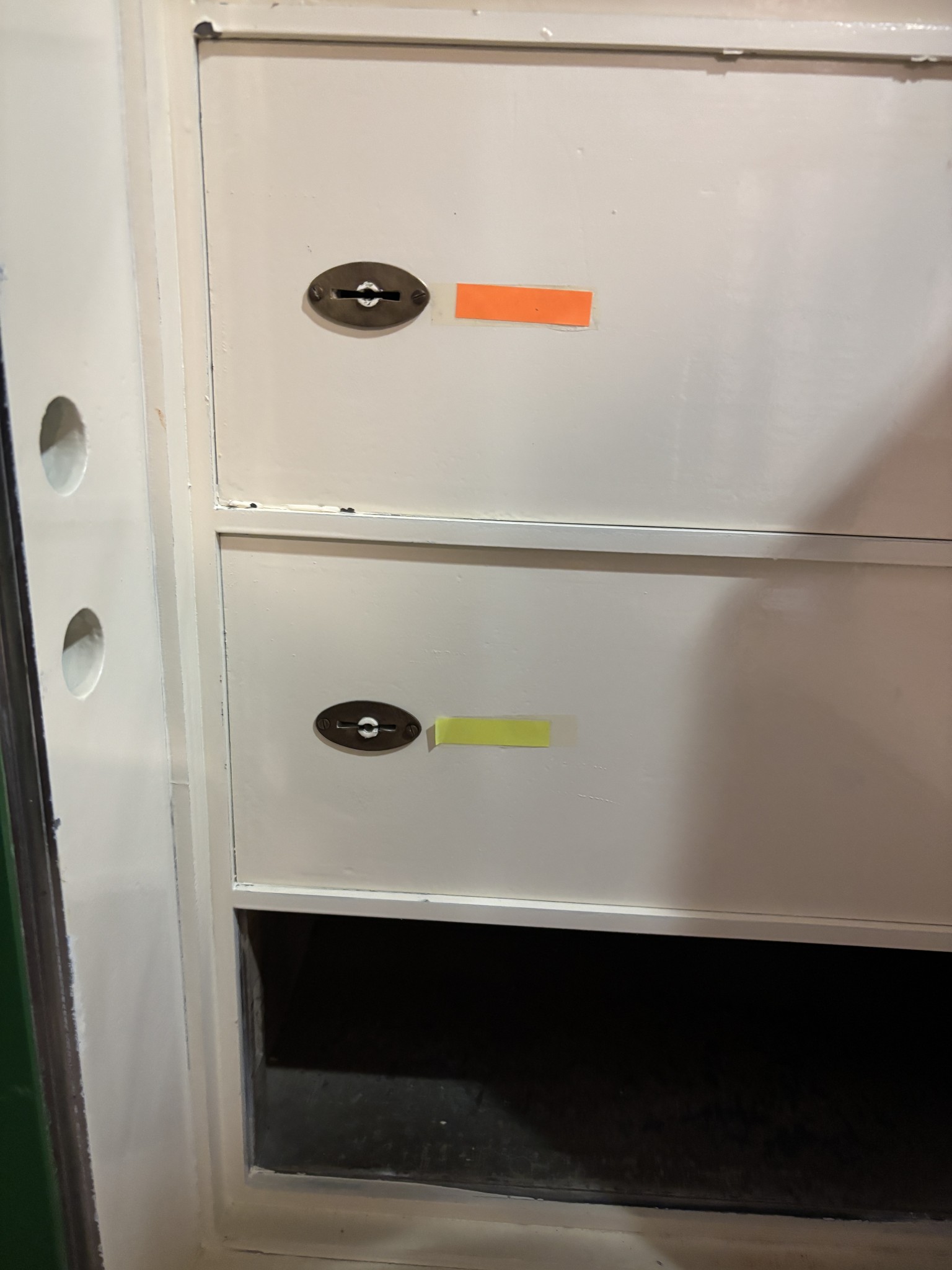 Diversos equipamentos de cantina e acessórios de oficina da zona portuária-3