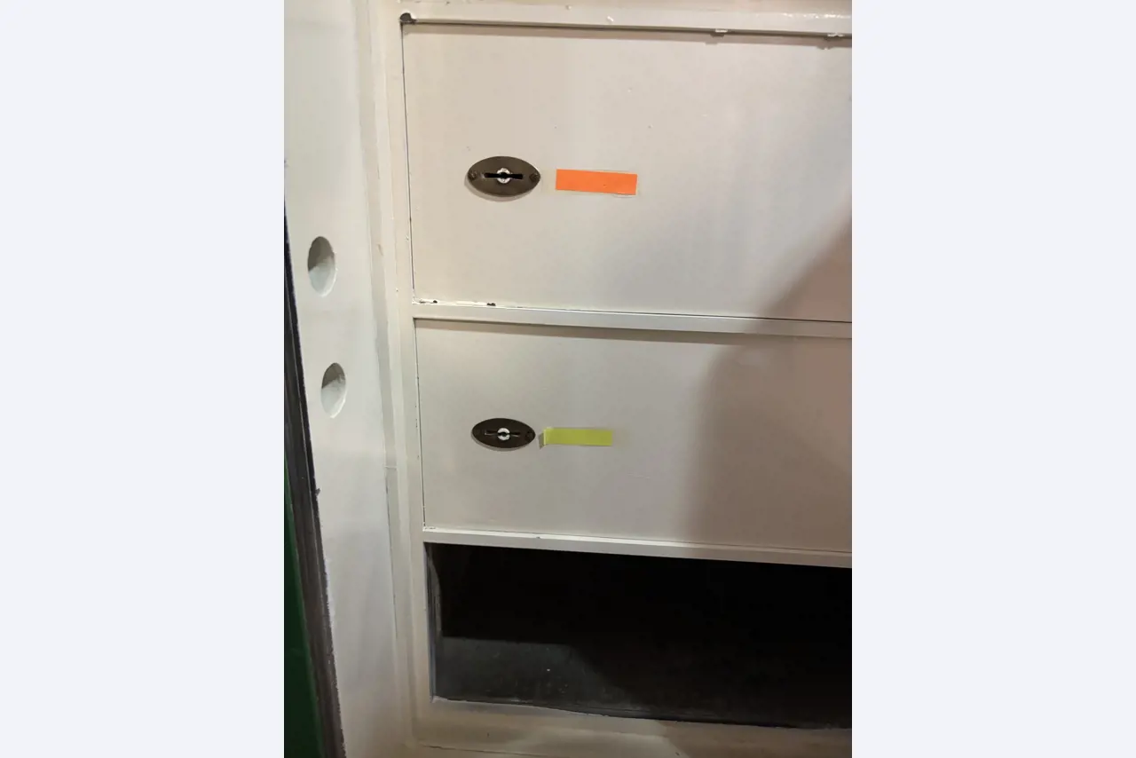 Máquinas para trabajar la madera, sistemas de extracción y herramientas manuales en buen estado en un taller/puerto de madera-3