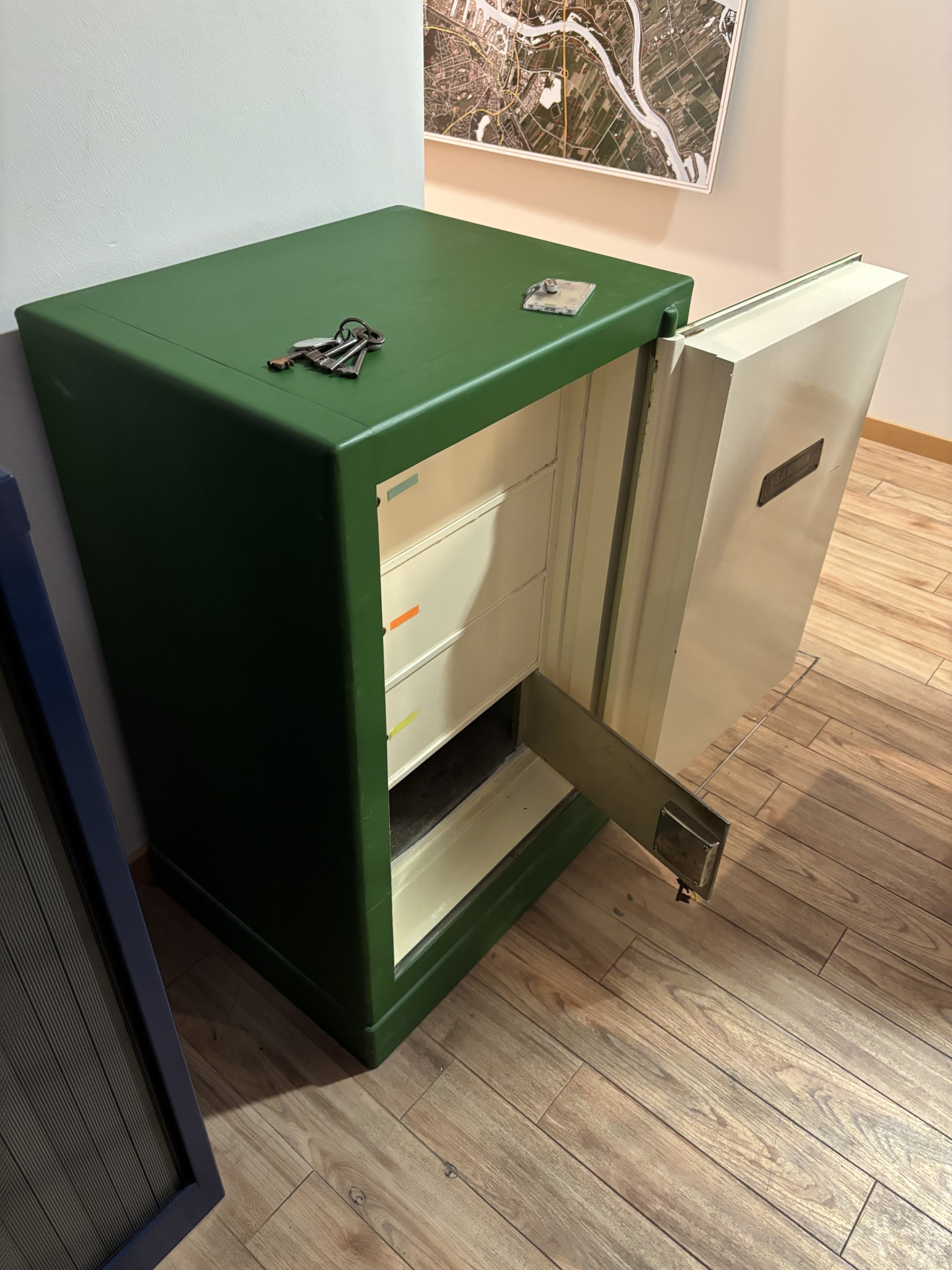 Diversos equipamentos de cantina e acessórios de oficina da zona portuária-4