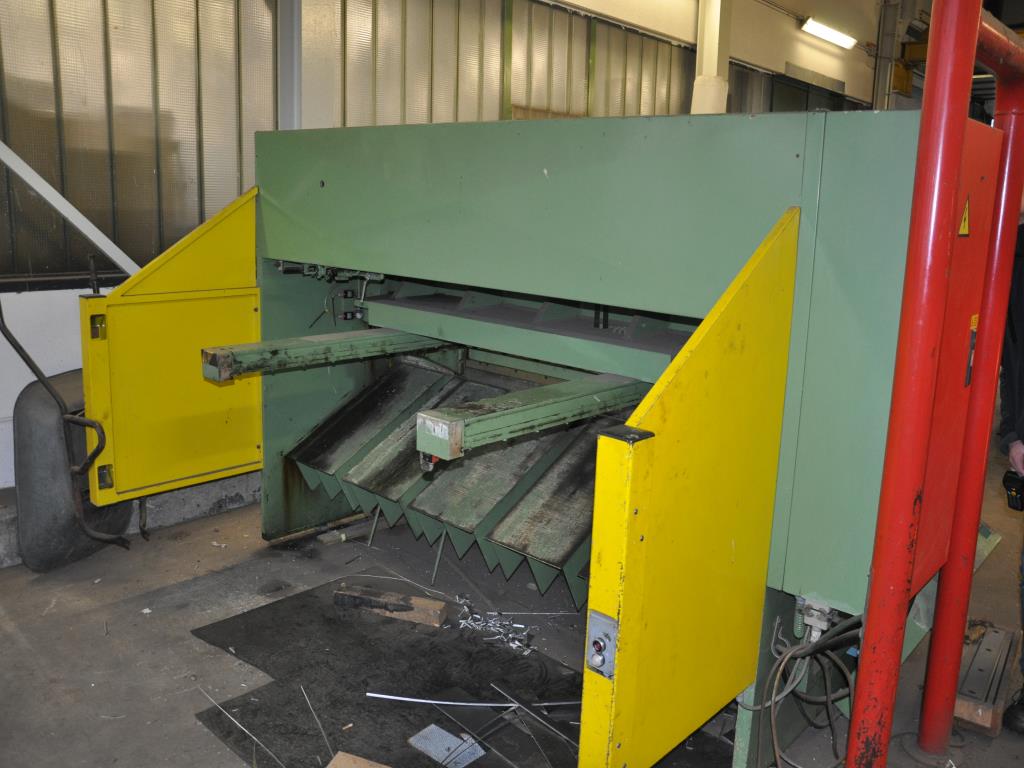 Diversos equipamentos de cantina e acessórios de oficina da zona portuária-5