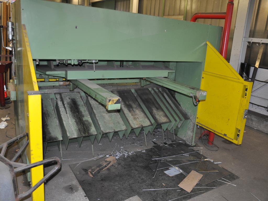 Diversos equipamentos de cantina e acessórios de oficina da zona portuária-6