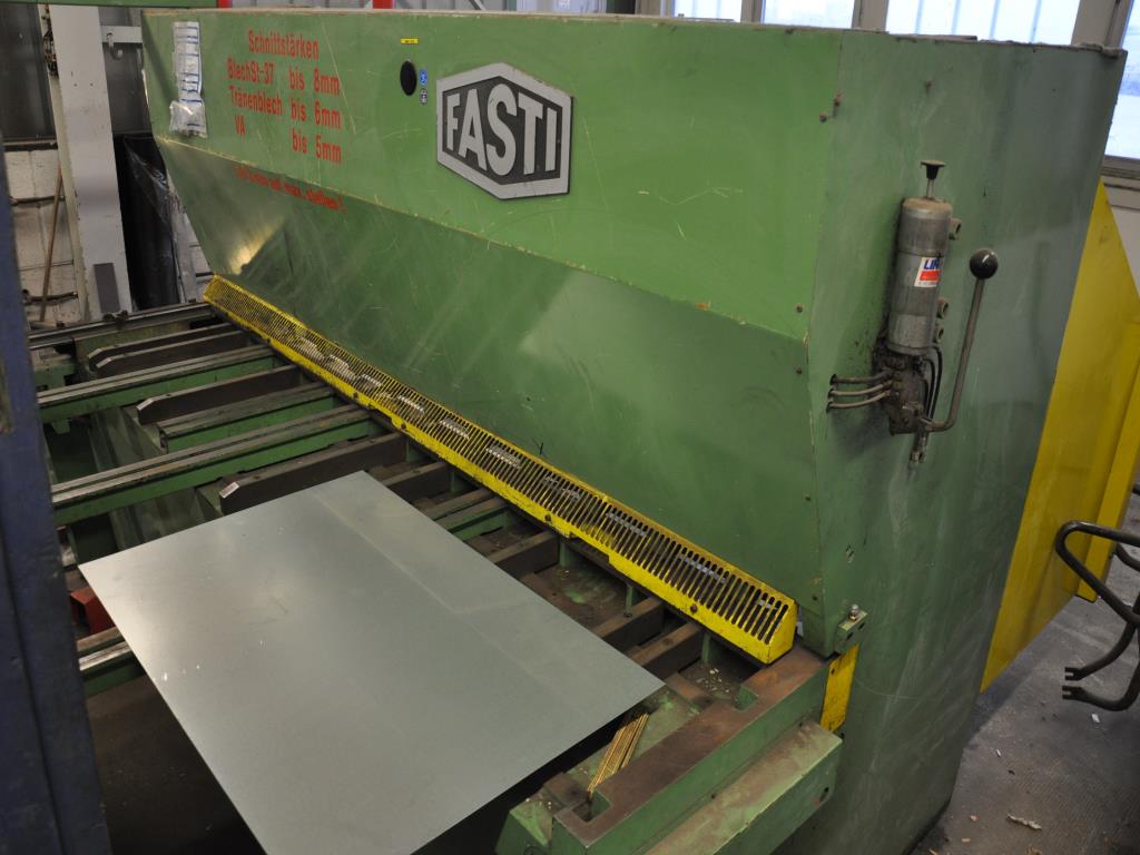 Diversos equipamentos de cantina e acessórios de oficina da zona portuária-8