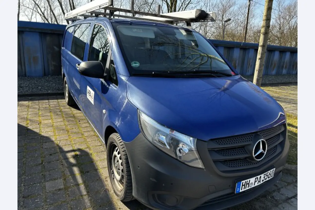 Barco de trabajo (barco de sondeo) "Deepenschriewer IV" <br>así como barcazas residenciales "WS 3"
-1