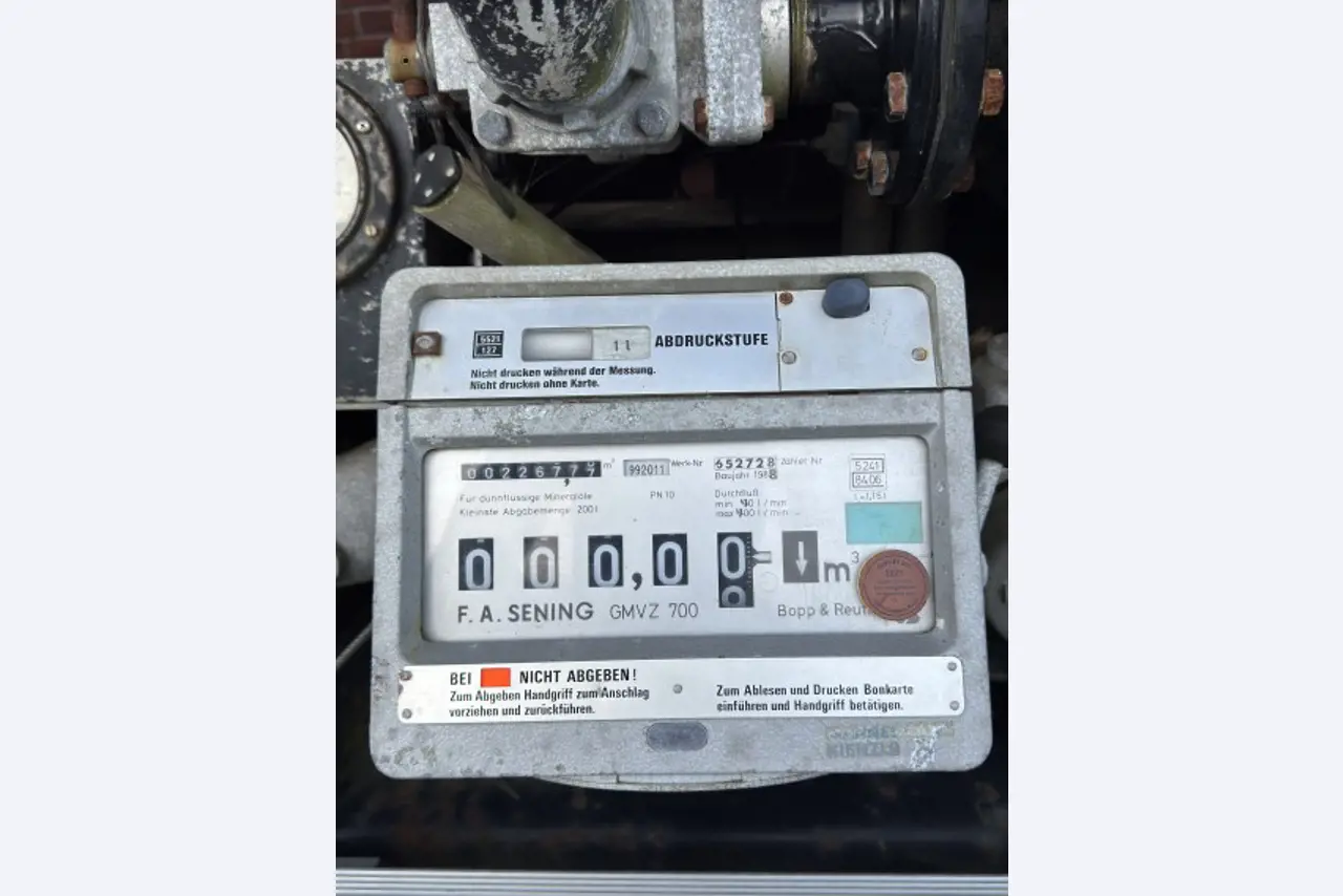 Barco de trabajo (barco de sondeo) "Deepenschriewer IV" <br>así como barcazas residenciales "WS 3"
-1