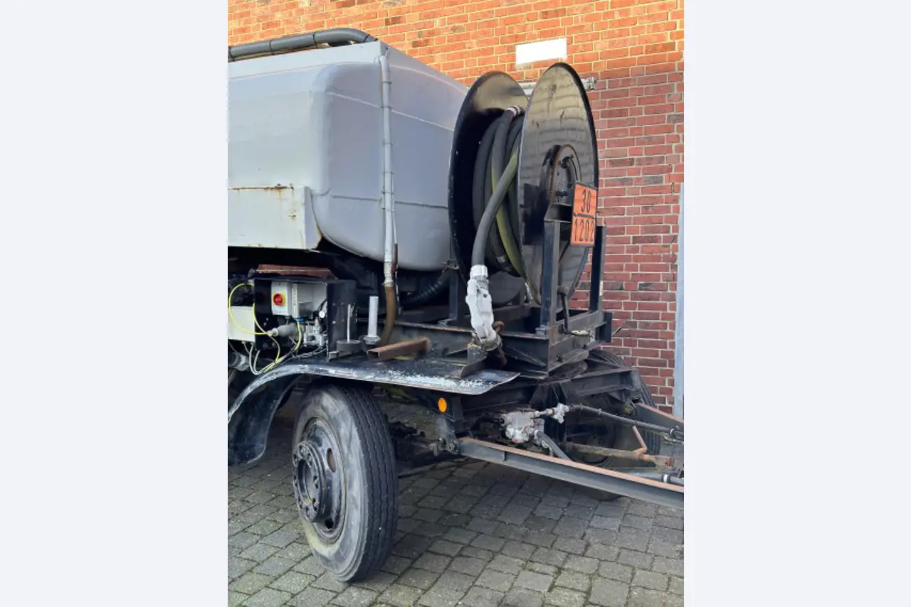 Barco de trabajo (barco de sondeo) "Deepenschriewer IV" <br>así como barcazas residenciales "WS 3"
-4