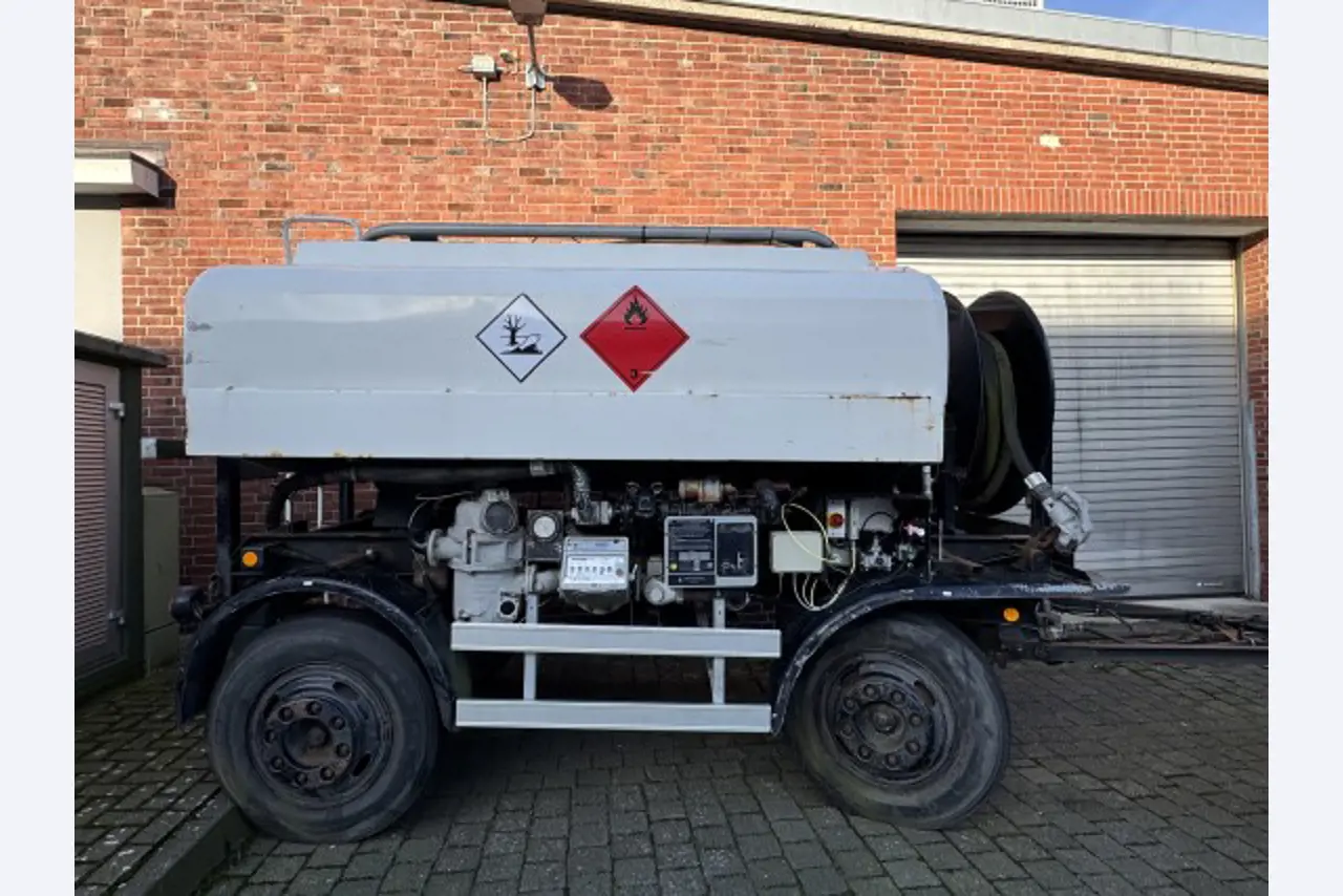 Barco de trabajo (barco de sondeo) "Deepenschriewer IV" <br>así como barcazas residenciales "WS 3"
-5