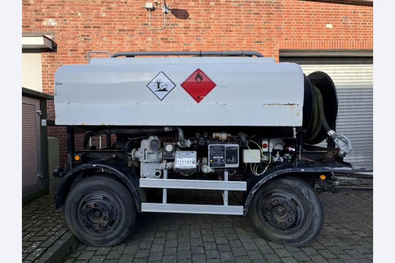 Barco de trabajo (barco de sondeo) "Deepenschriewer IV" <br>así como barcazas residenciales "WS 3"
-6