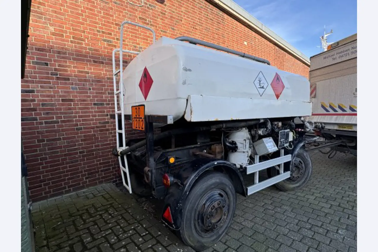 Barco de trabajo (barco de sondeo) "Deepenschriewer IV" <br>así como barcazas residenciales "WS 3"
-7