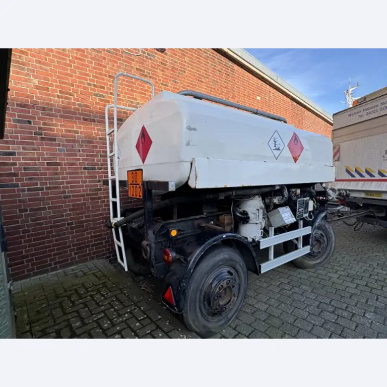 Barco de trabajo (barco de sondeo) "Deepenschriewer IV" <br>así como barcazas residenciales "WS 3"
-7