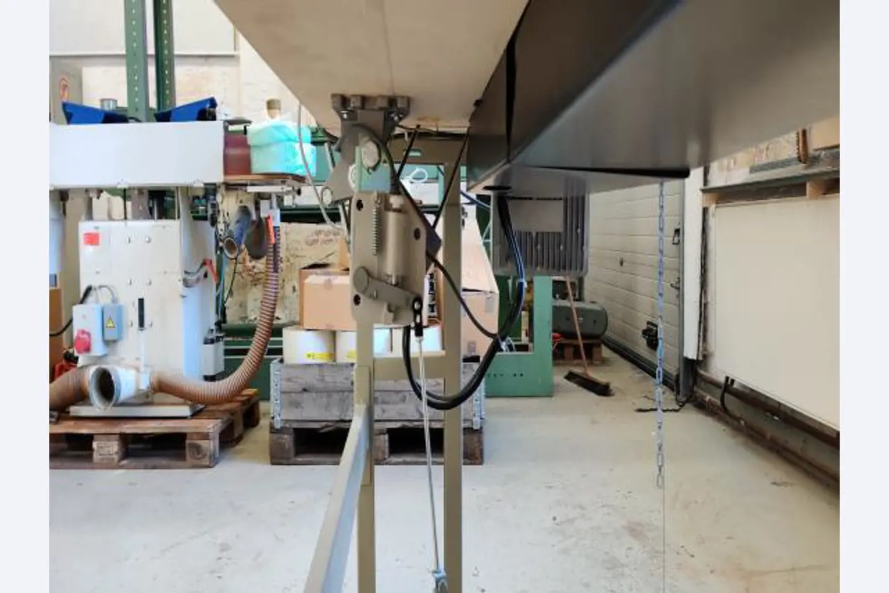 Barco de trabajo (barco de sondeo) "Deepenschriewer IV" <br>así como barcazas residenciales "WS 3"
-8