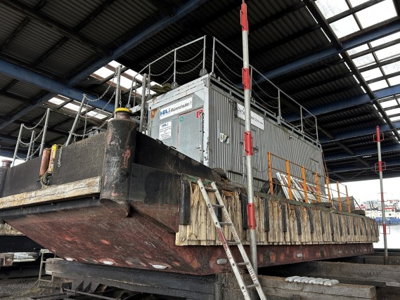 Working ship (direction finding boat) "Deepenschriewer IV" <br>and living barge "WS 3"-11