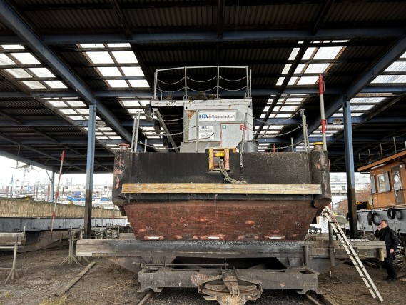 Working ship (direction finding boat) "Deepenschriewer IV" <br>and living barge "WS 3"-9