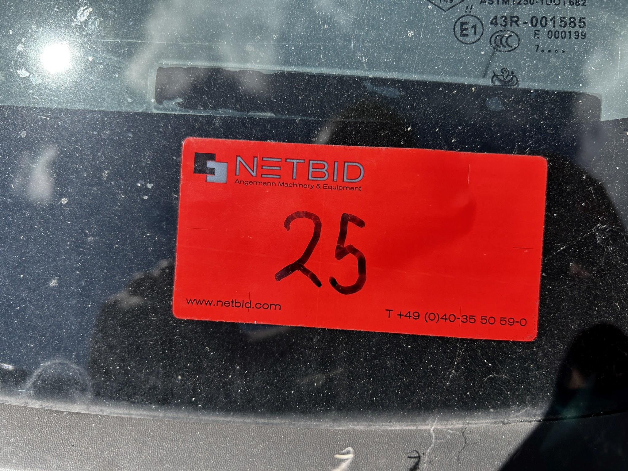 Gepflegte Holzbearbeitungsmaschinen, Absauganlagen und Handarbeitsgeräte einer Holzwerkstatt/ Hafen-1