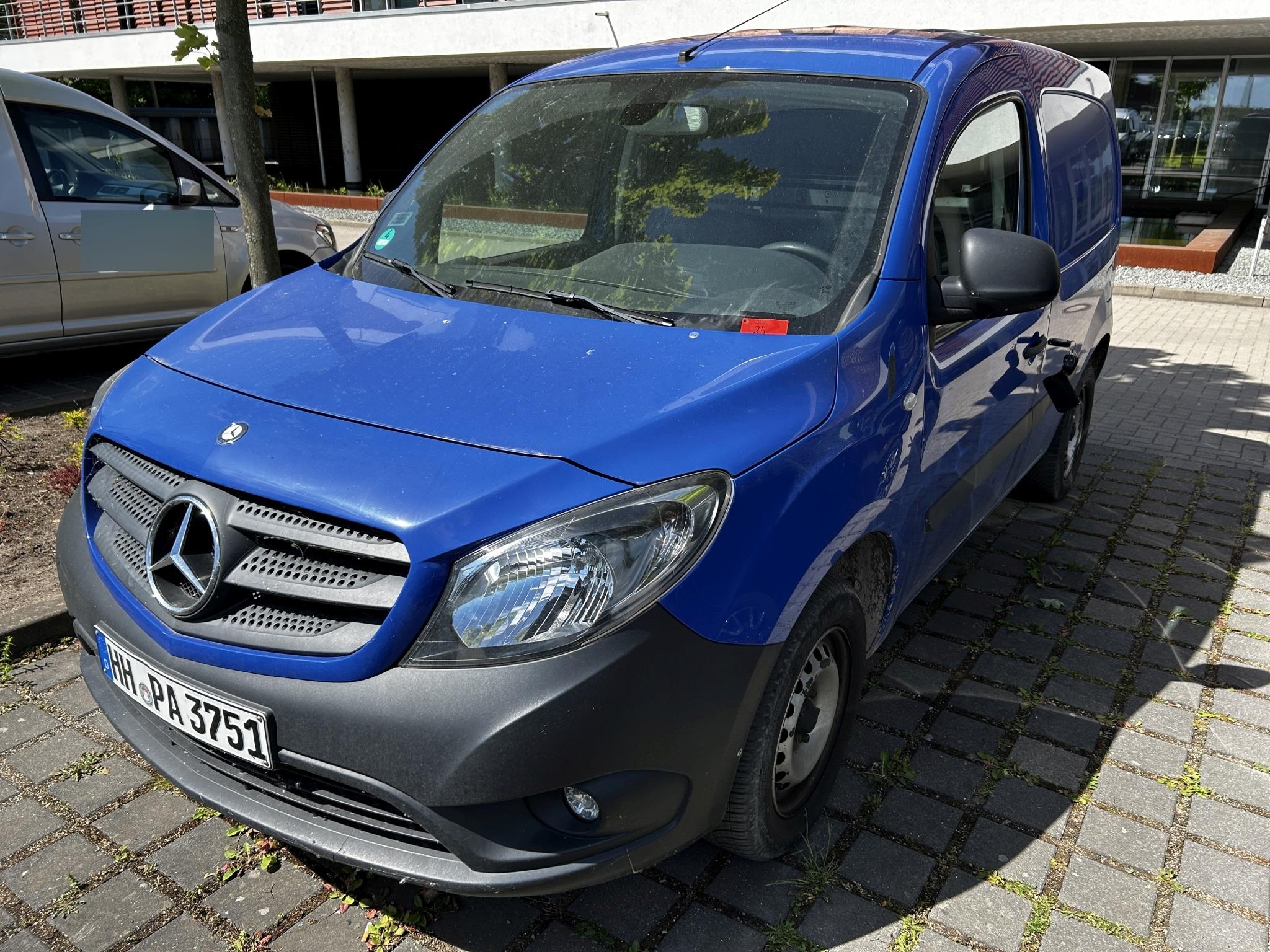 Gepflegte Holzbearbeitungsmaschinen, Absauganlagen und Handarbeitsgeräte einer Holzwerkstatt/ Hafen-2