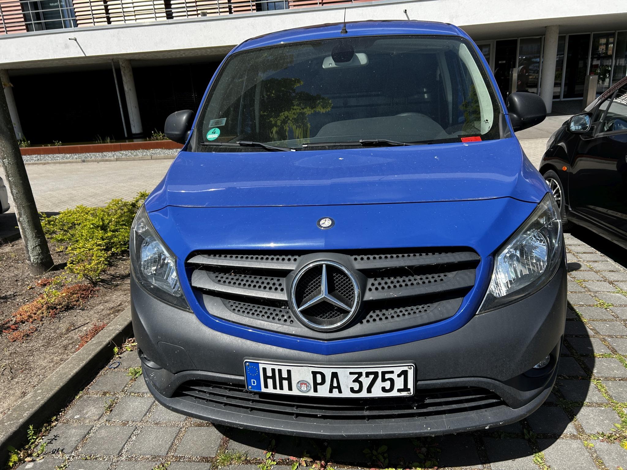 Gepflegte Holzbearbeitungsmaschinen, Absauganlagen und Handarbeitsgeräte einer Holzwerkstatt/ Hafen-3