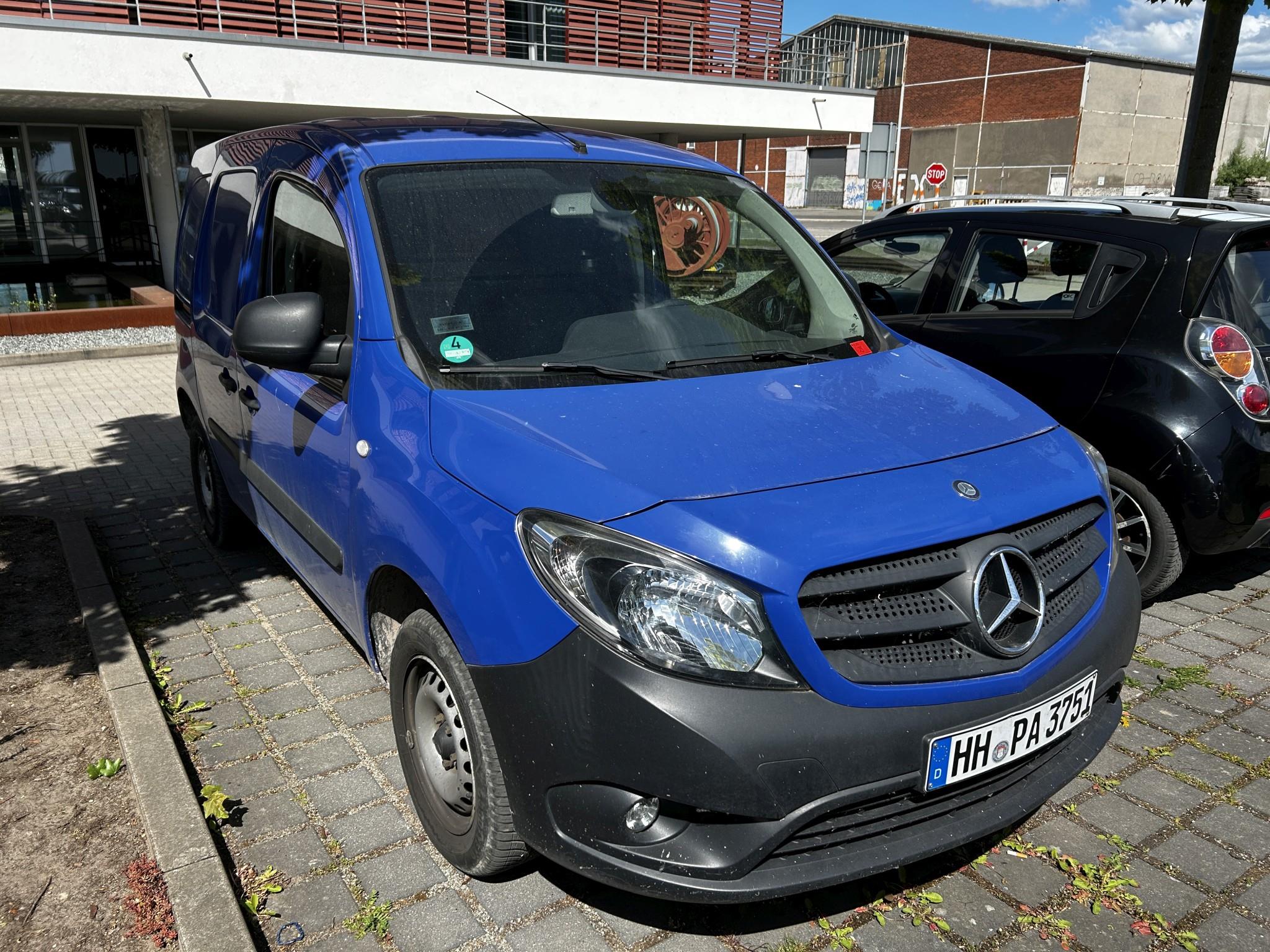 Gepflegte Holzbearbeitungsmaschinen, Absauganlagen und Handarbeitsgeräte einer Holzwerkstatt/ Hafen-4