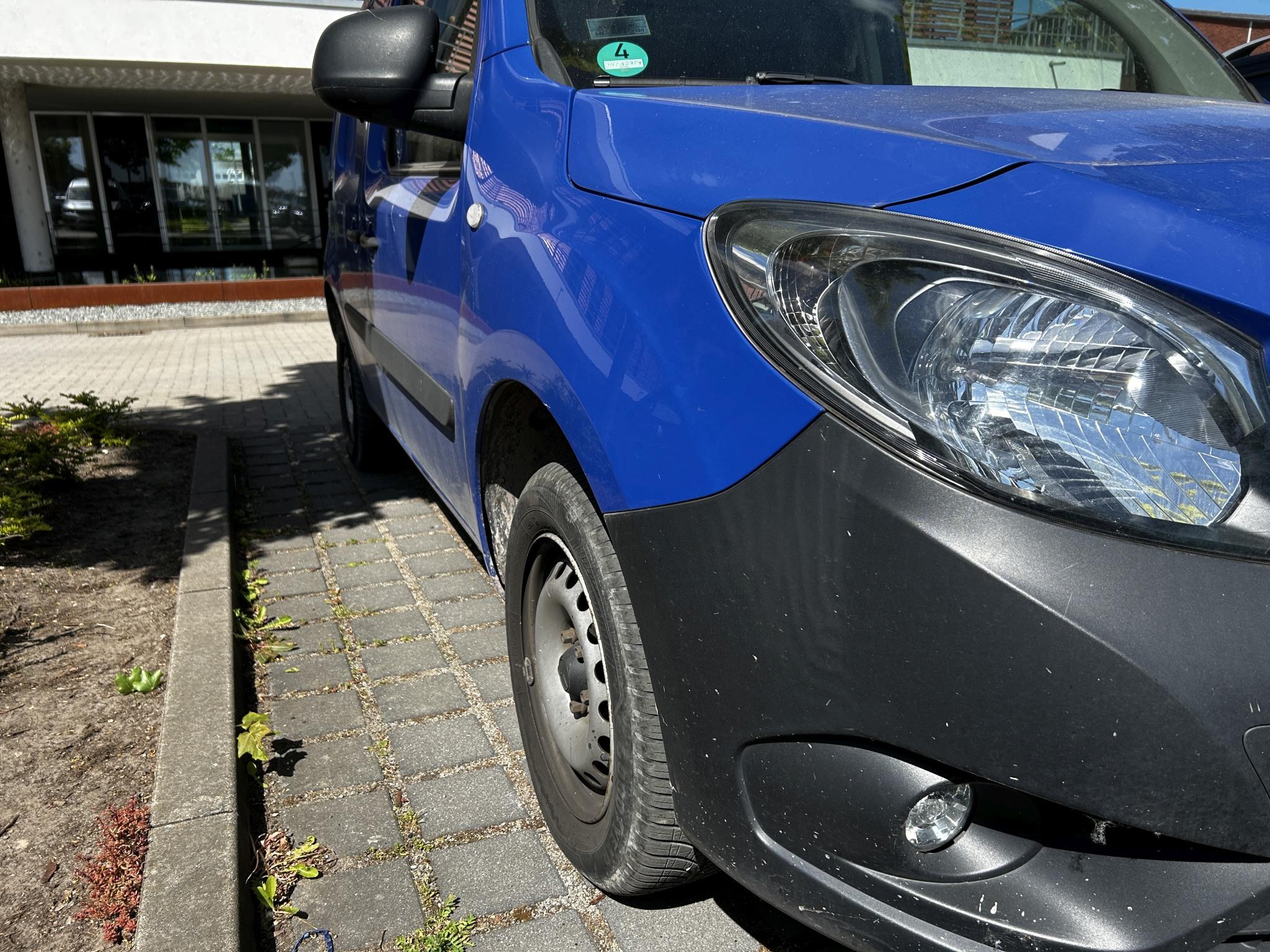 Gepflegte Holzbearbeitungsmaschinen, Absauganlagen und Handarbeitsgeräte einer Holzwerkstatt/ Hafen-5