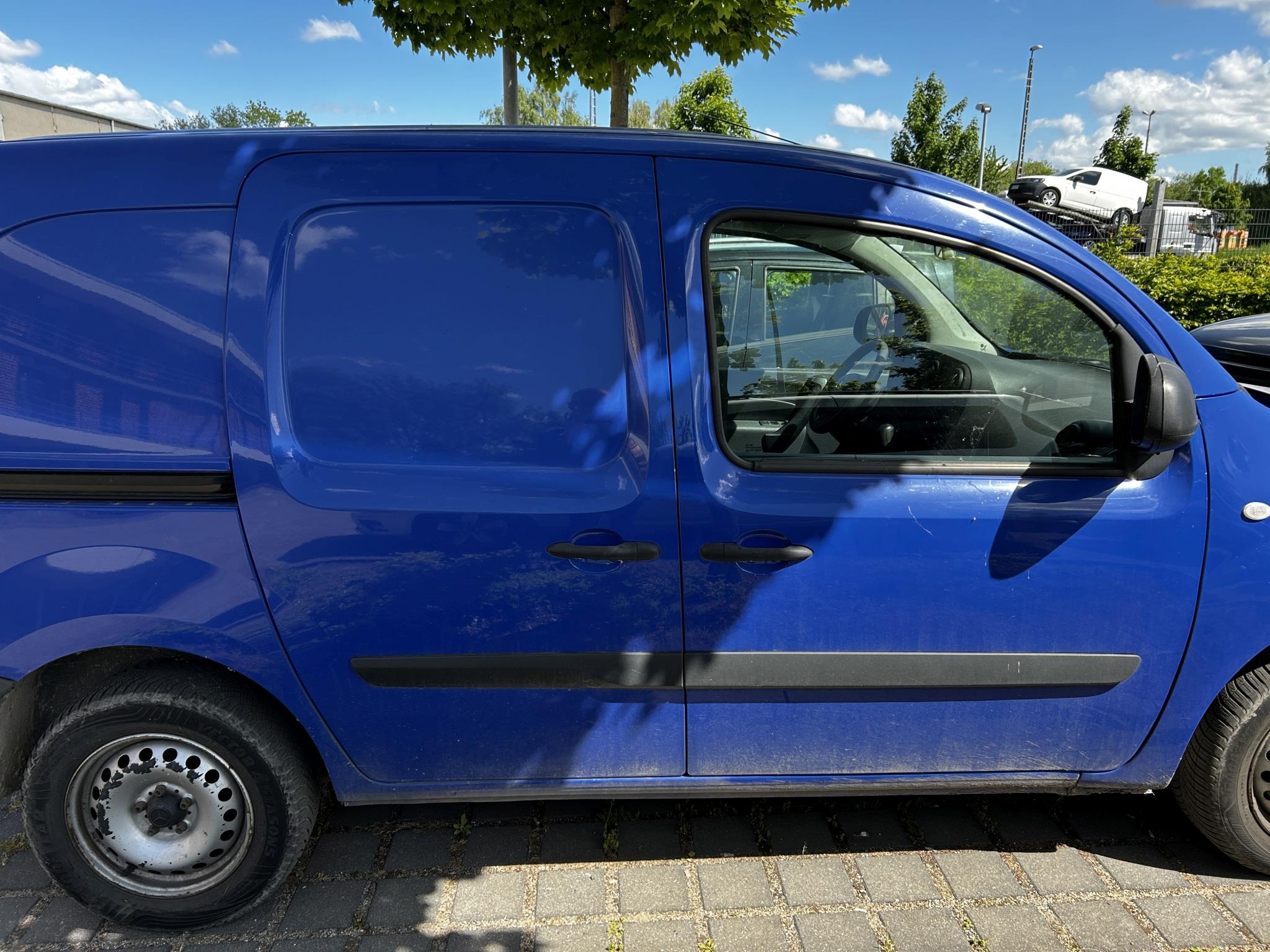 Gepflegte Holzbearbeitungsmaschinen, Absauganlagen und Handarbeitsgeräte einer Holzwerkstatt/ Hafen-6