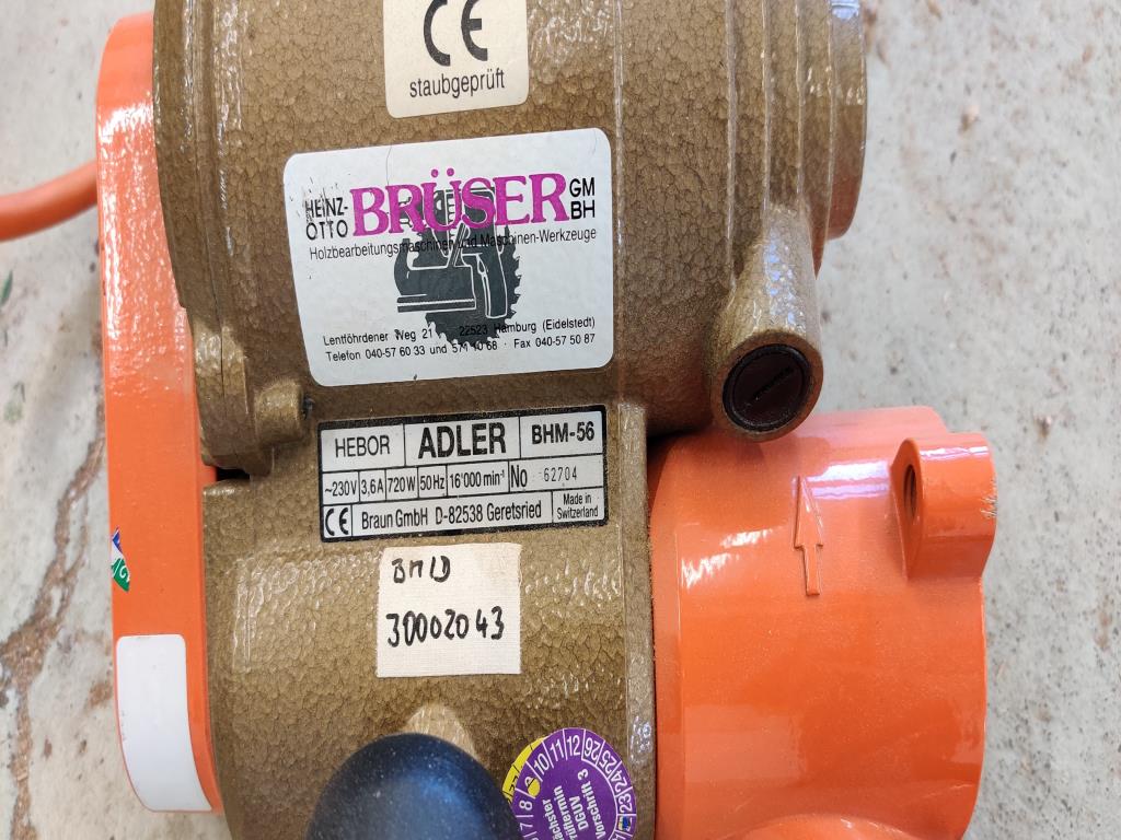 Gepflegte Holzbearbeitungsmaschinen, Absauganlagen und Handarbeitsgeräte einer Holzwerkstatt/ Hafen-2