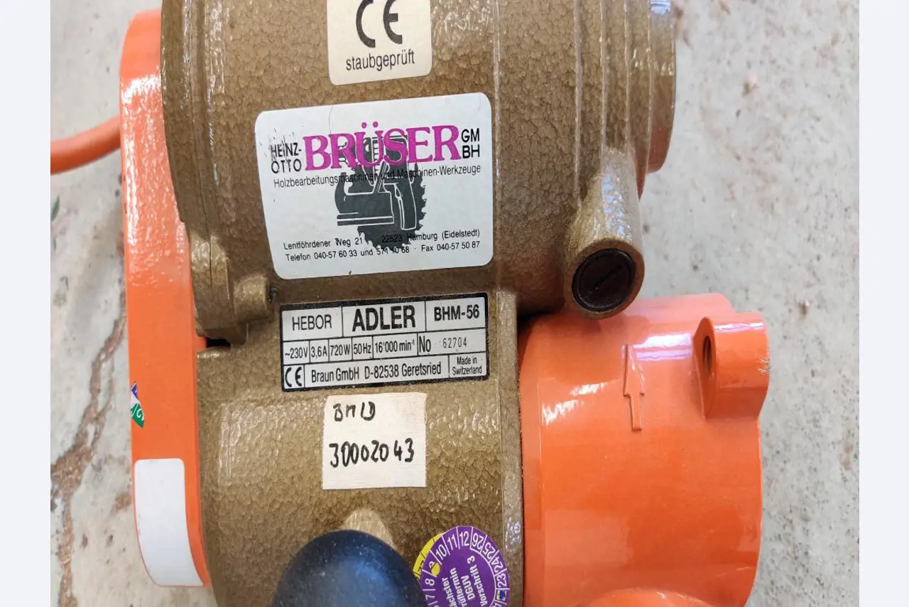 Gepflegte Holzbearbeitungsmaschinen, Absauganlagen und Handarbeitsgeräte einer Holzwerkstatt/ Hafen-2