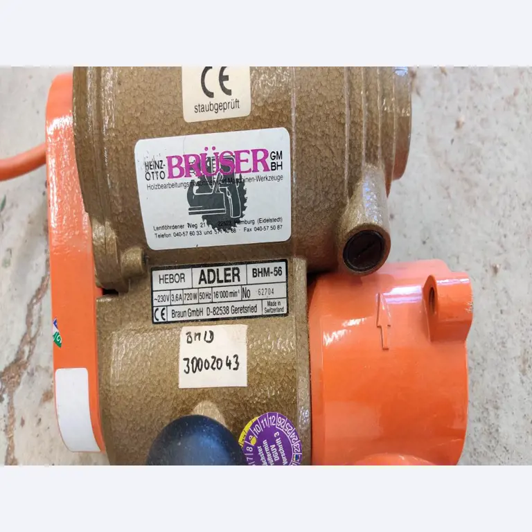 Gepflegte Holzbearbeitungsmaschinen, Absauganlagen und Handarbeitsgeräte einer Holzwerkstatt/ Hafen-2