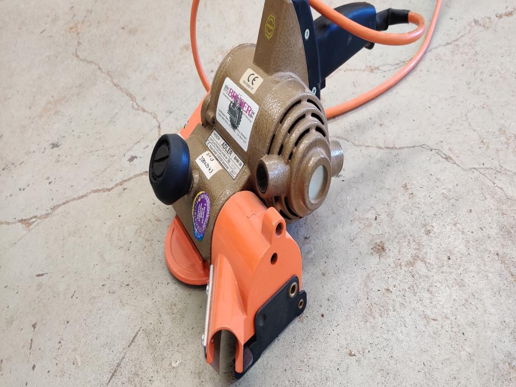 Gepflegte Holzbearbeitungsmaschinen, Absauganlagen und Handarbeitsgeräte einer Holzwerkstatt/ Hafen-1