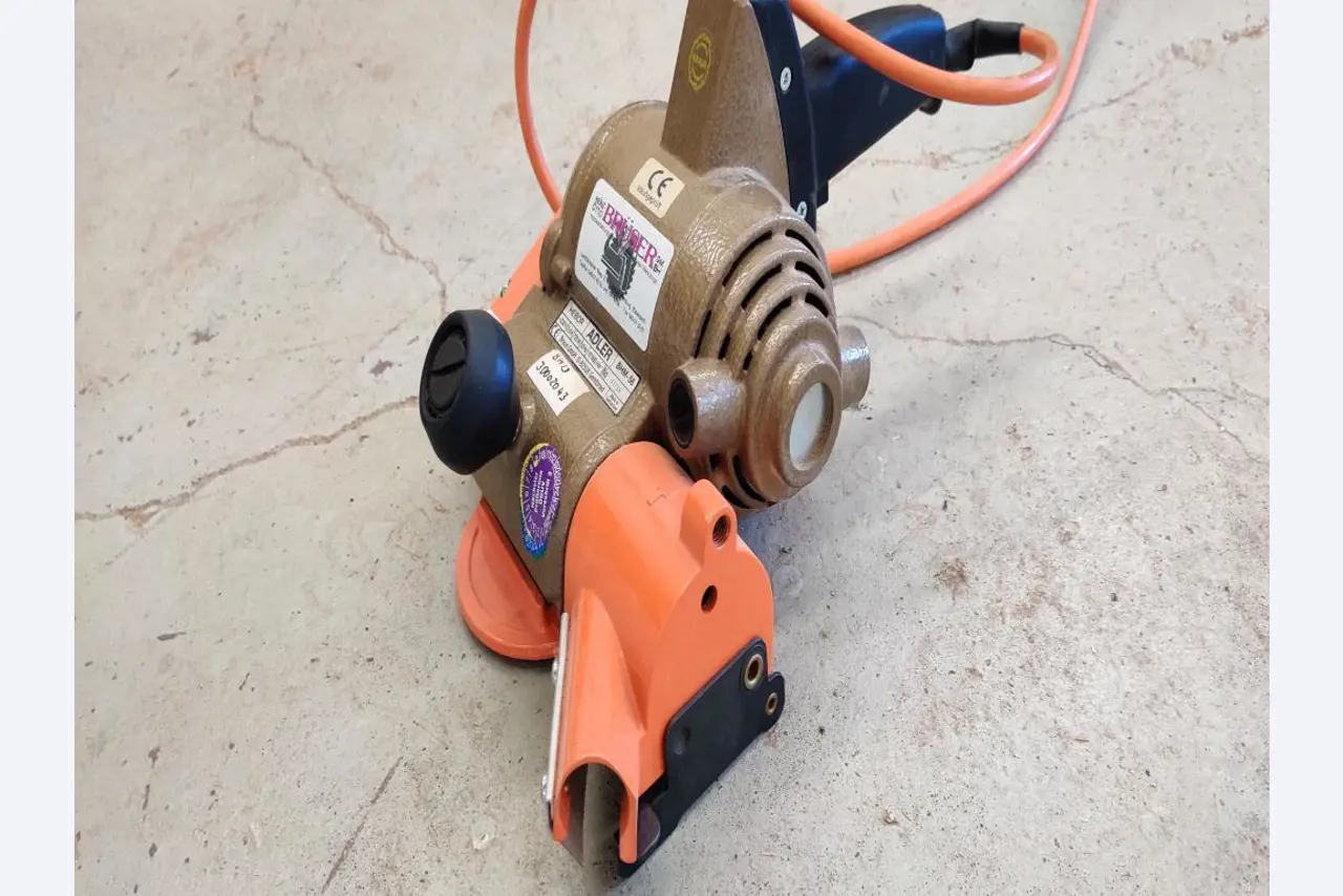 Gepflegte Holzbearbeitungsmaschinen, Absauganlagen und Handarbeitsgeräte einer Holzwerkstatt/ Hafen-1