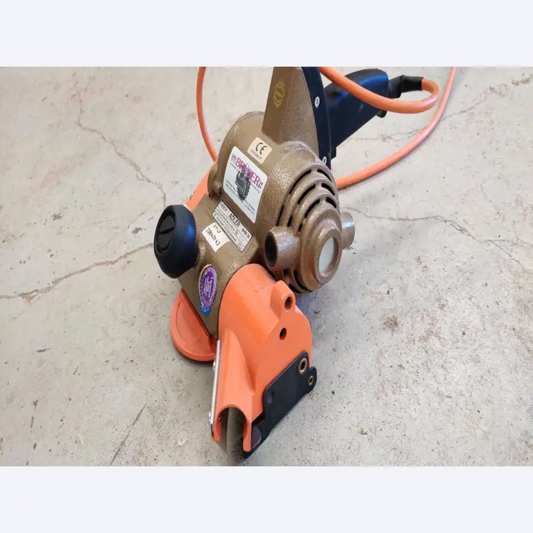 Gepflegte Holzbearbeitungsmaschinen, Absauganlagen und Handarbeitsgeräte einer Holzwerkstatt/ Hafen-1