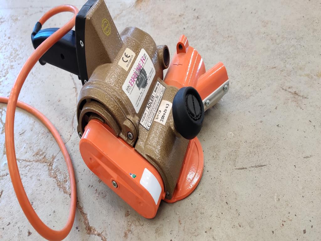 Gepflegte Holzbearbeitungsmaschinen, Absauganlagen und Handarbeitsgeräte einer Holzwerkstatt/ Hafen-3