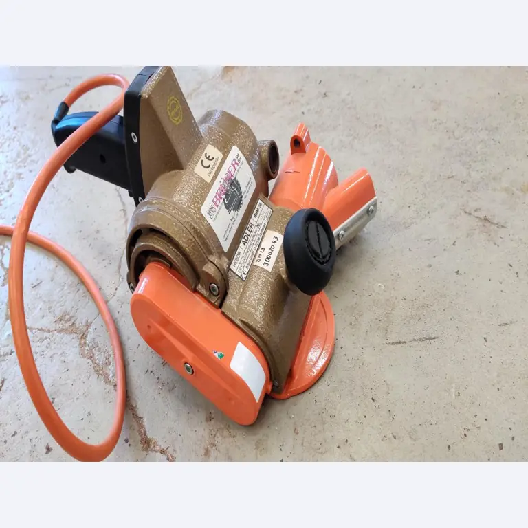 Gepflegte Holzbearbeitungsmaschinen, Absauganlagen und Handarbeitsgeräte einer Holzwerkstatt/ Hafen-3