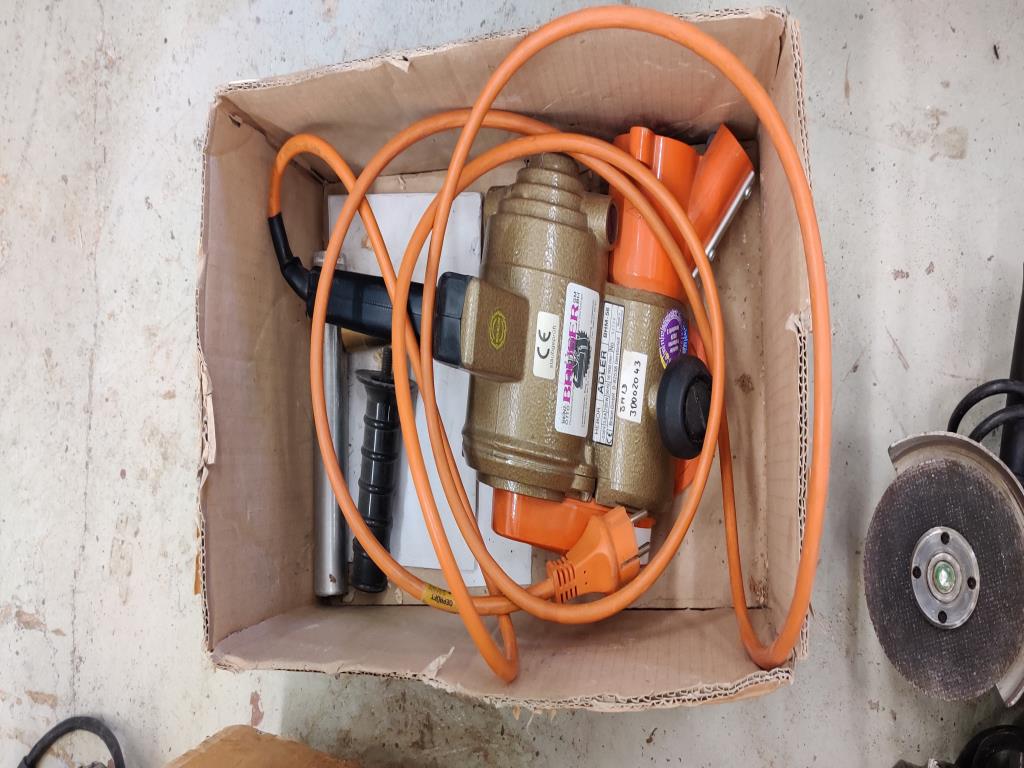 Gepflegte Holzbearbeitungsmaschinen, Absauganlagen und Handarbeitsgeräte einer Holzwerkstatt/ Hafen-4