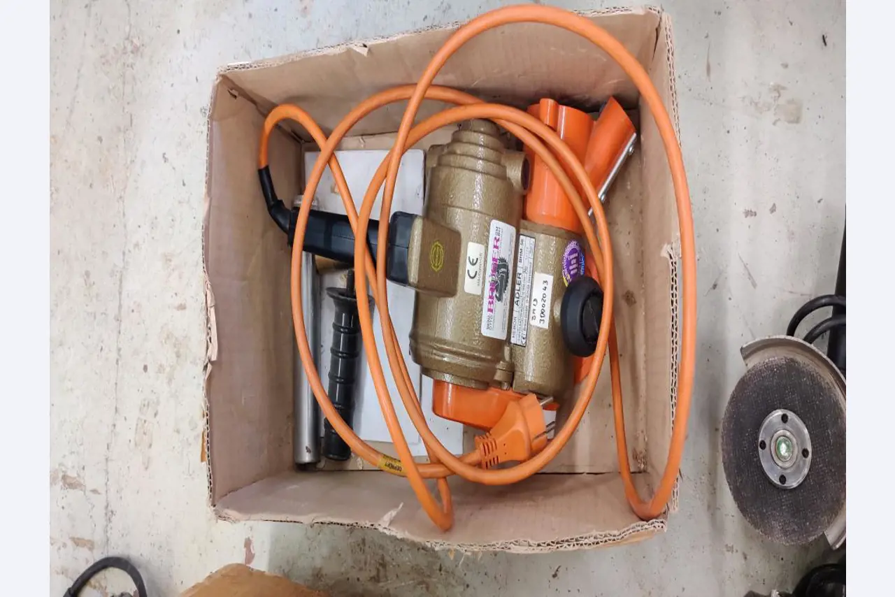 Gepflegte Holzbearbeitungsmaschinen, Absauganlagen und Handarbeitsgeräte einer Holzwerkstatt/ Hafen-4