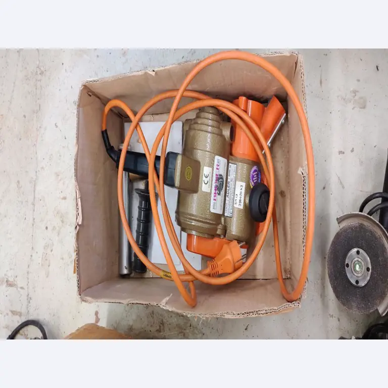 Gepflegte Holzbearbeitungsmaschinen, Absauganlagen und Handarbeitsgeräte einer Holzwerkstatt/ Hafen-4