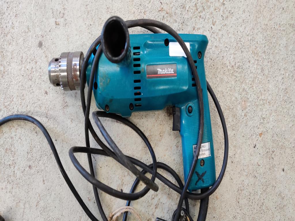 Máquinas para trabajar la madera, sistemas de extracción y herramientas manuales en buen estado en un taller/puerto de madera-3