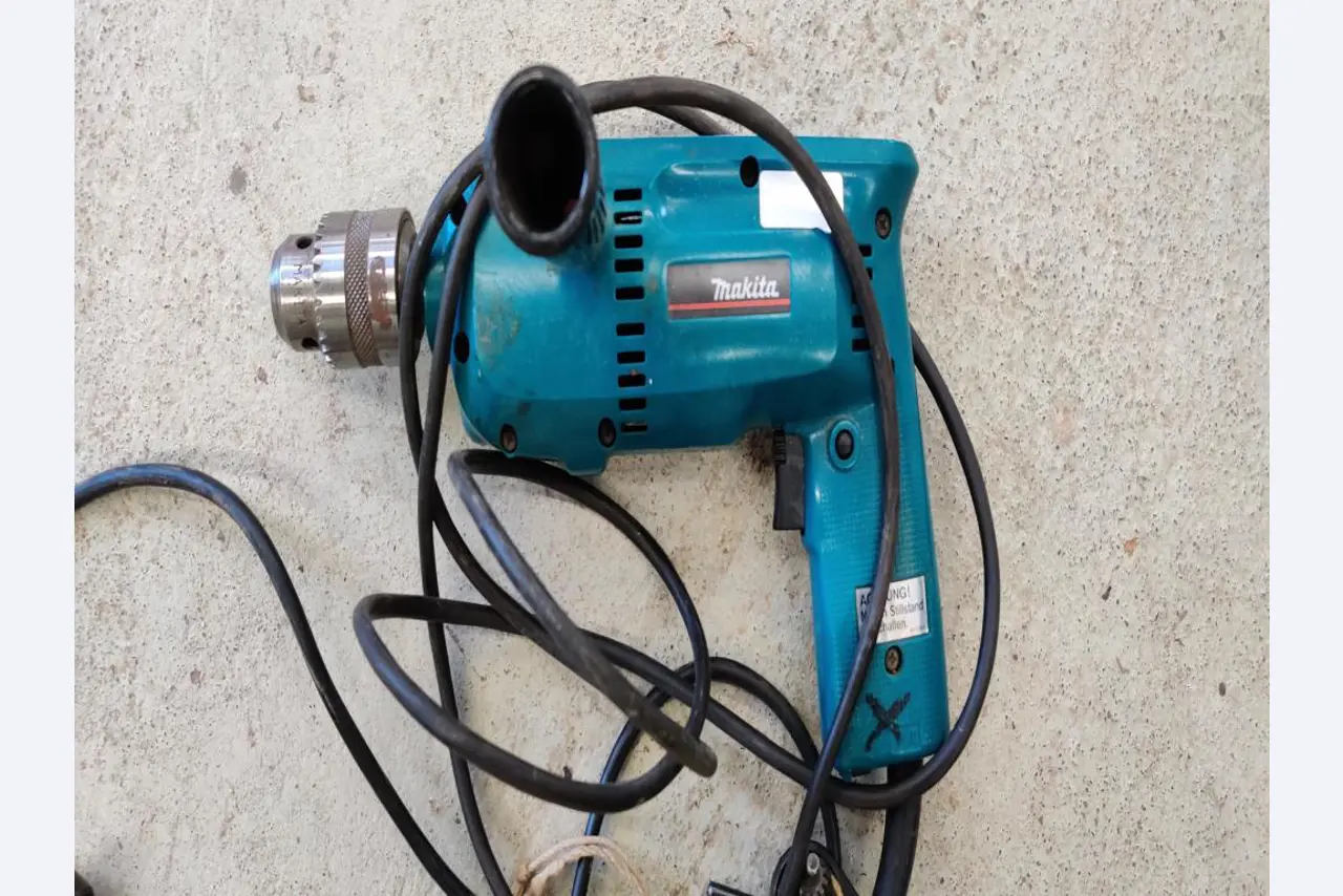 Máquinas para trabajar la madera, sistemas de extracción y herramientas manuales en buen estado en un taller/puerto de madera-3