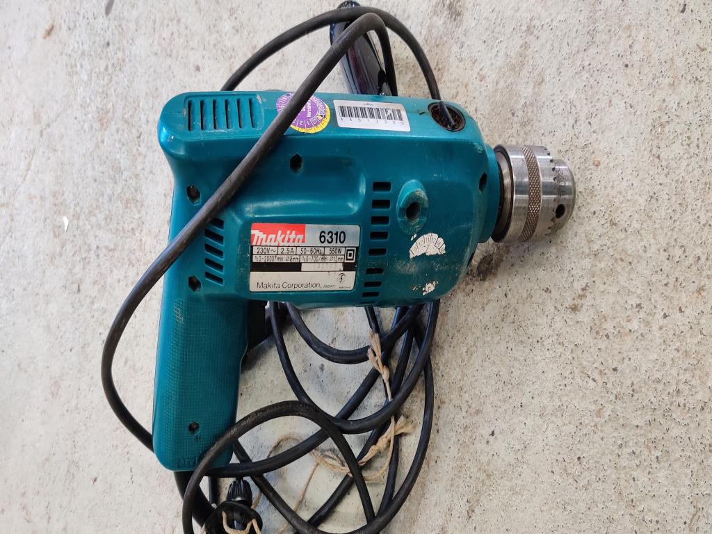 Máquinas para trabajar la madera, sistemas de extracción y herramientas manuales en buen estado en un taller/puerto de madera-4