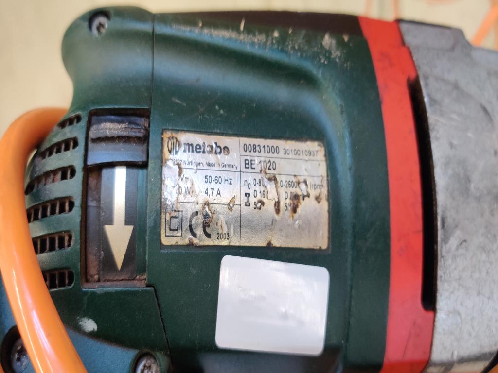 Máquinas para trabajar la madera, sistemas de extracción y herramientas manuales en buen estado en un taller/puerto de madera-5