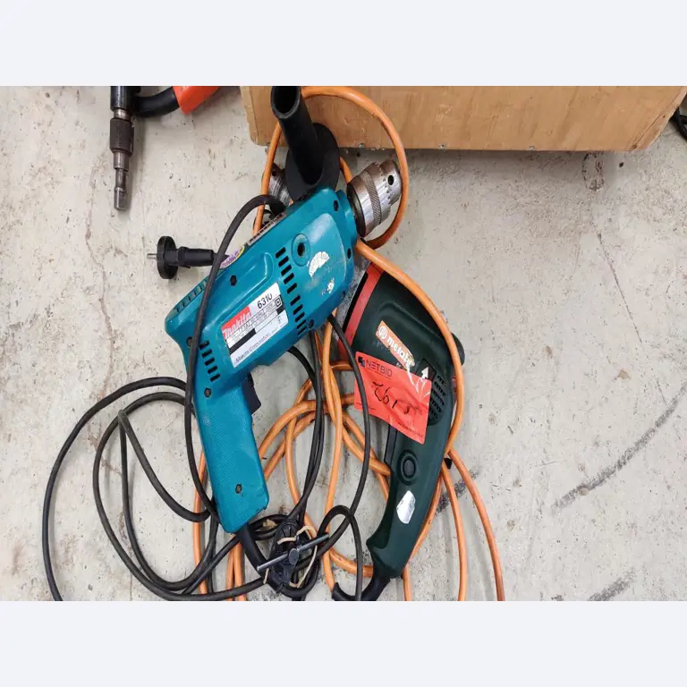 Máquinas para trabajar la madera, sistemas de extracción y herramientas manuales en buen estado en un taller/puerto de madera-1