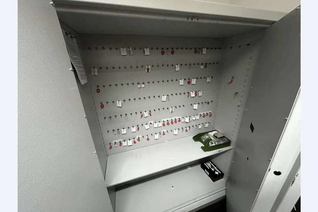Werkstatt/ Klempnereinrichtung aus dem Hafenumfeld-2