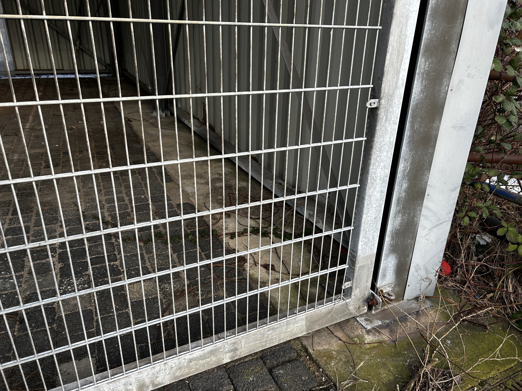 Diversos equipamentos de cantina e acessórios de oficina da zona portuária-11