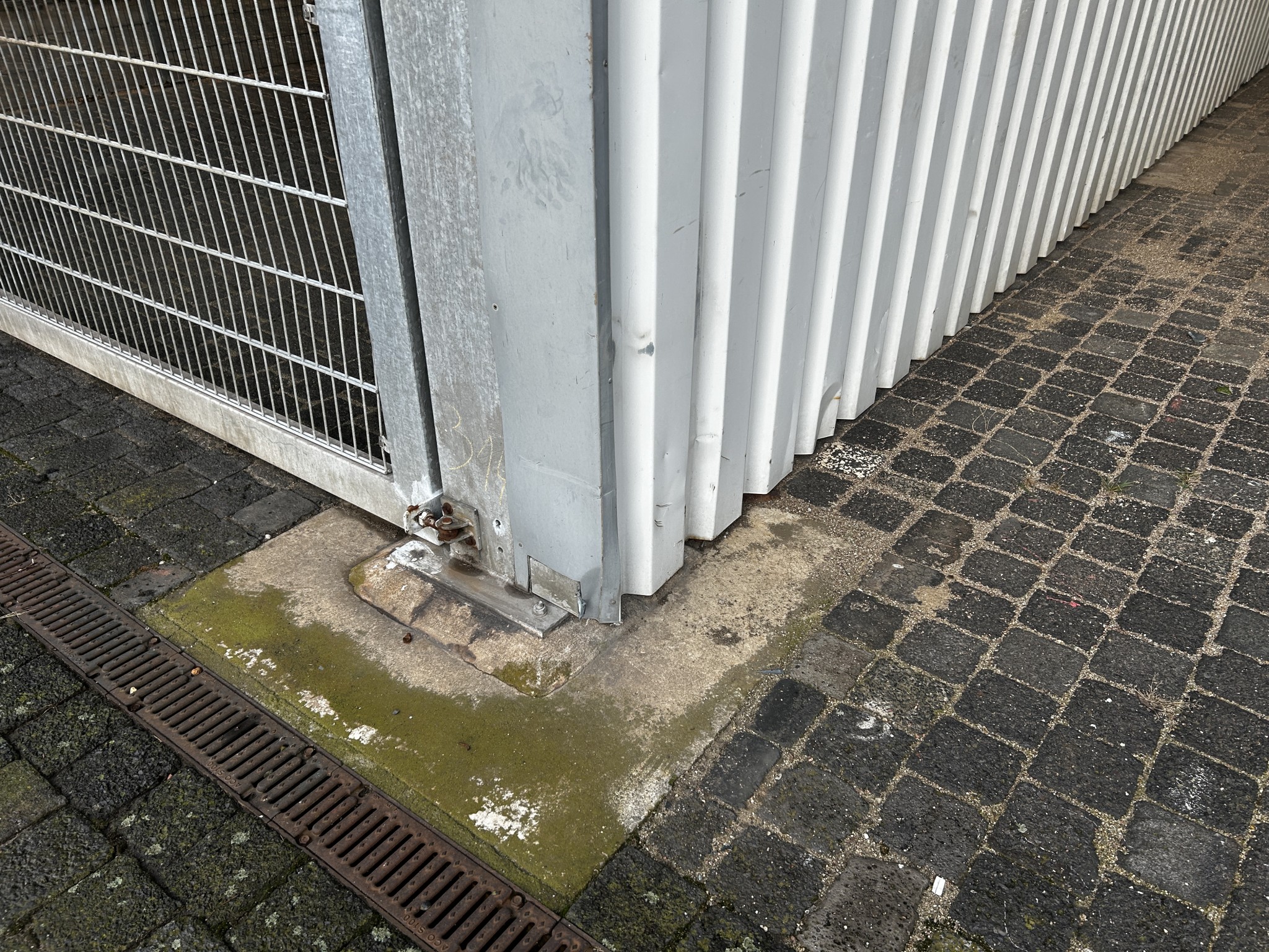 Diversos equipamentos de cantina e acessórios de oficina da zona portuária-12