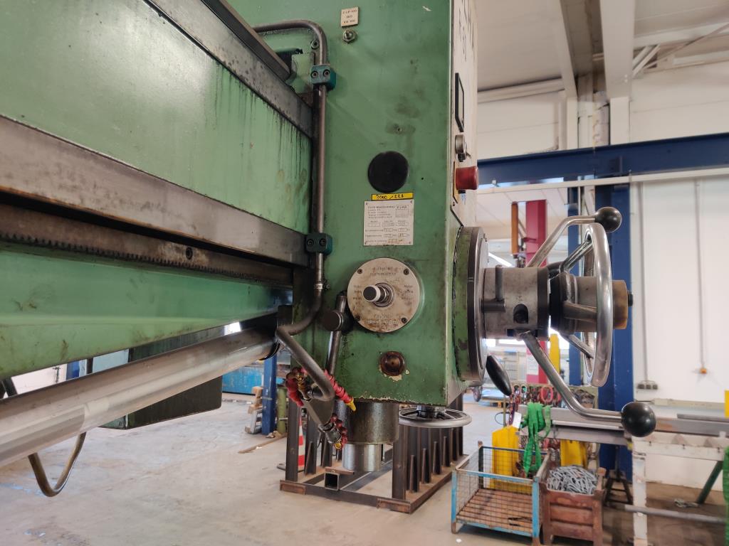 Diversos equipamentos de cantina e acessórios de oficina da zona portuária-16