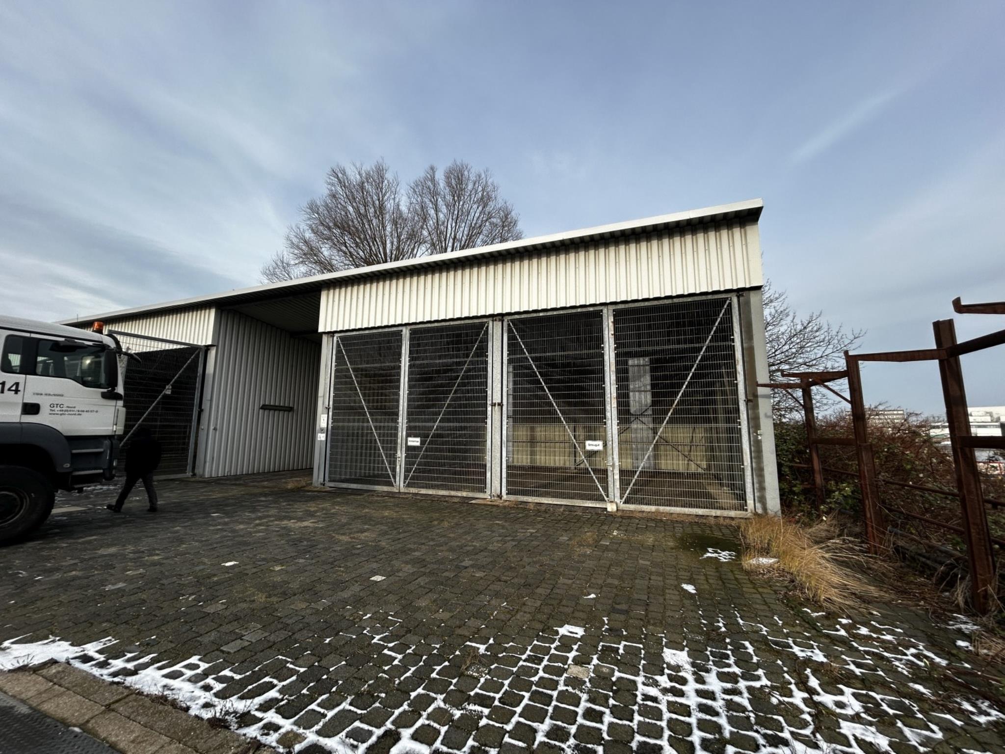 Diversos equipamentos de cantina e acessórios de oficina da zona portuária-2