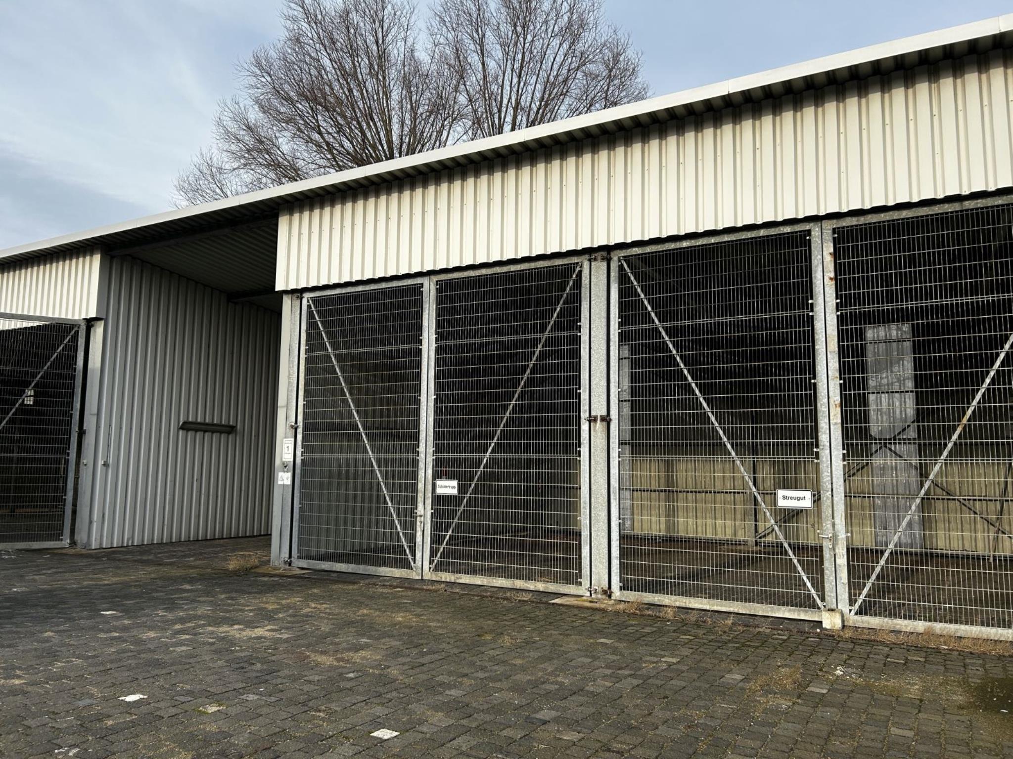 Diversos equipamentos de cantina e acessórios de oficina da zona portuária-3