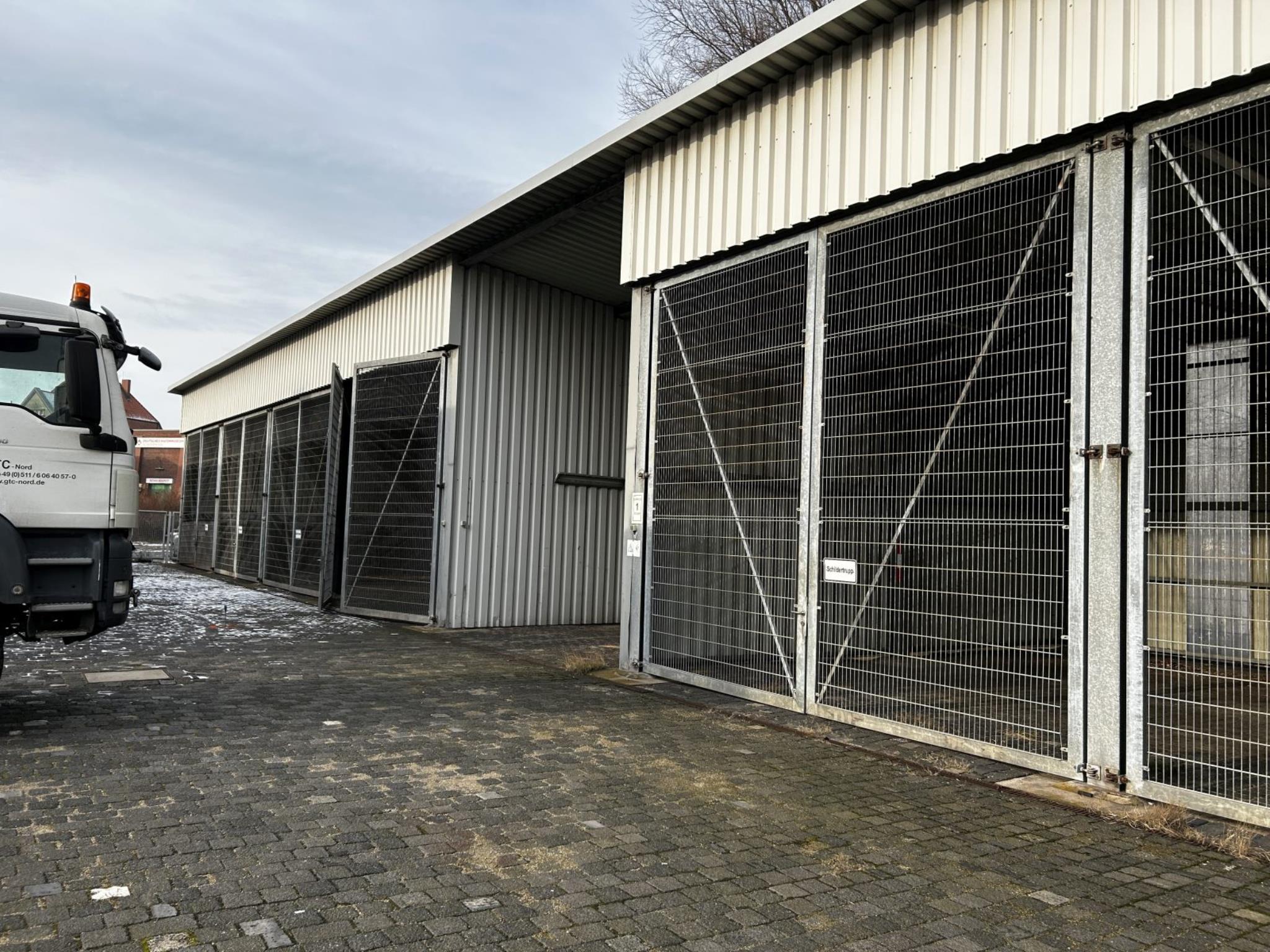 Diversos equipamentos de cantina e acessórios de oficina da zona portuária-4